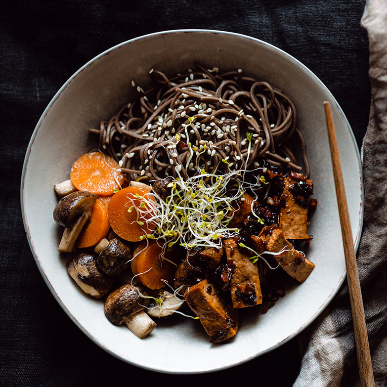 Soba z imbirowym tofu